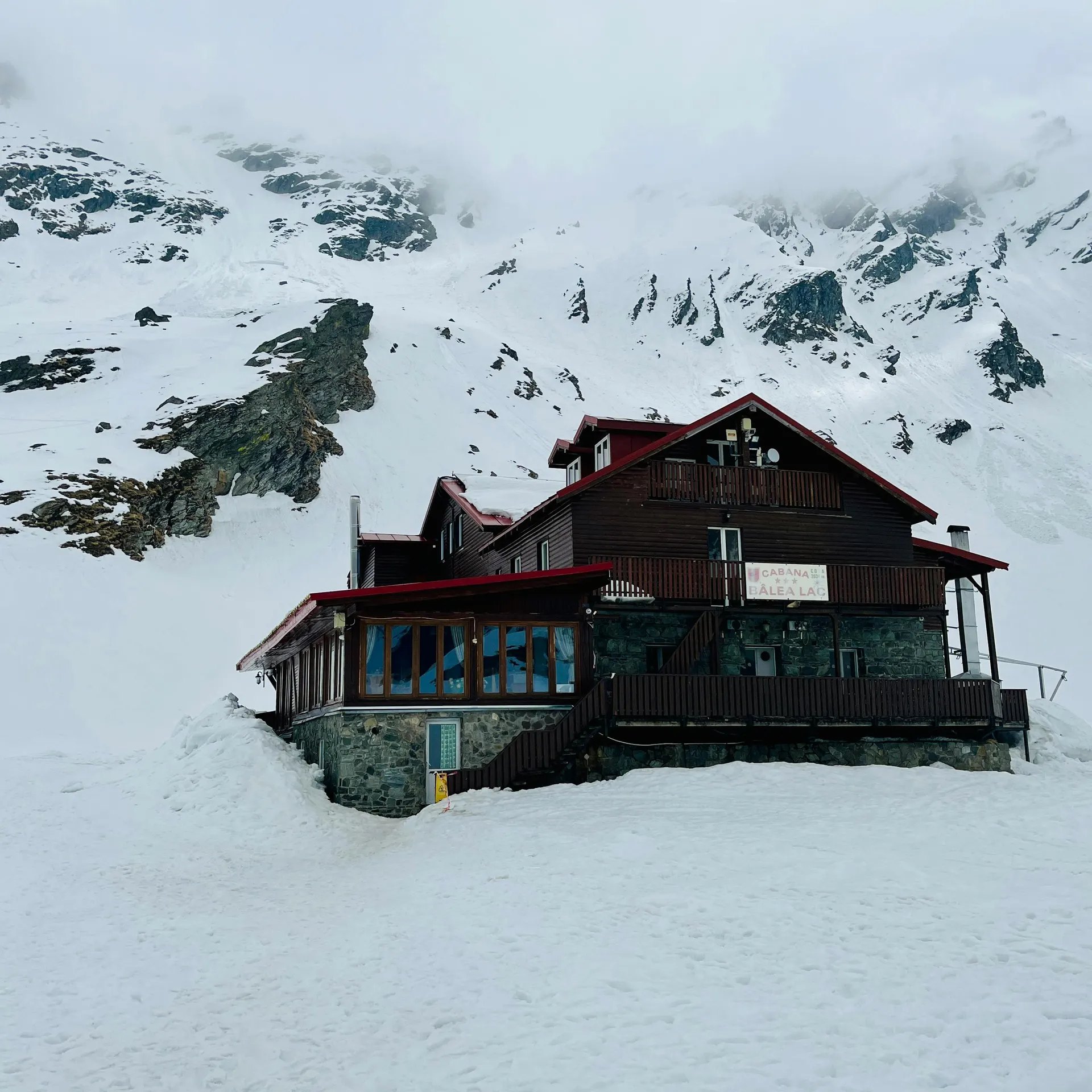 Luxuriöse Berglodge mit Blick auf eine weltweite Panoramaroute