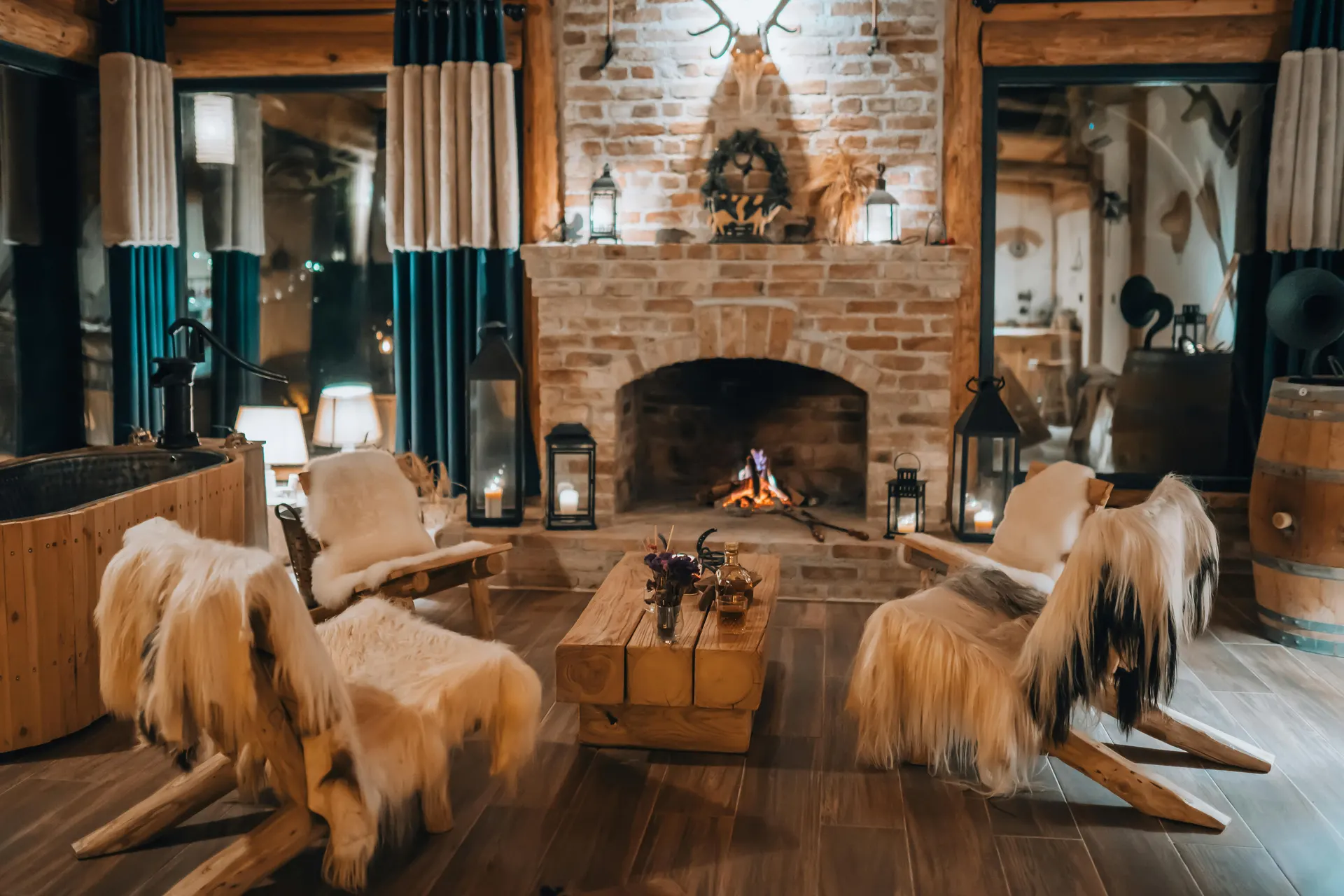Kaminabend in einer gehobenen Wilderness Lodge