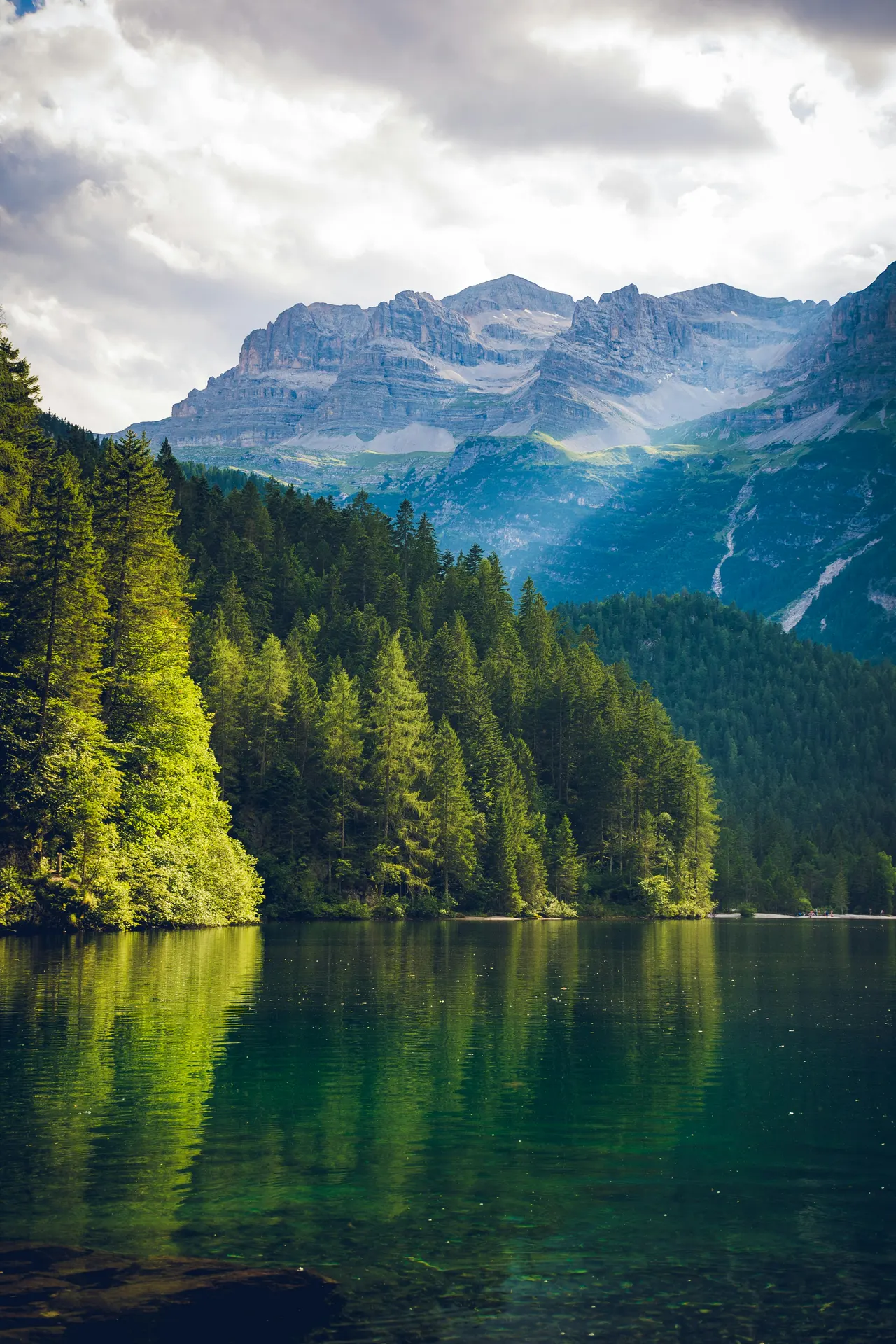 Kühler Bergsee nahe einer gehobenen Wilderness Lodge
