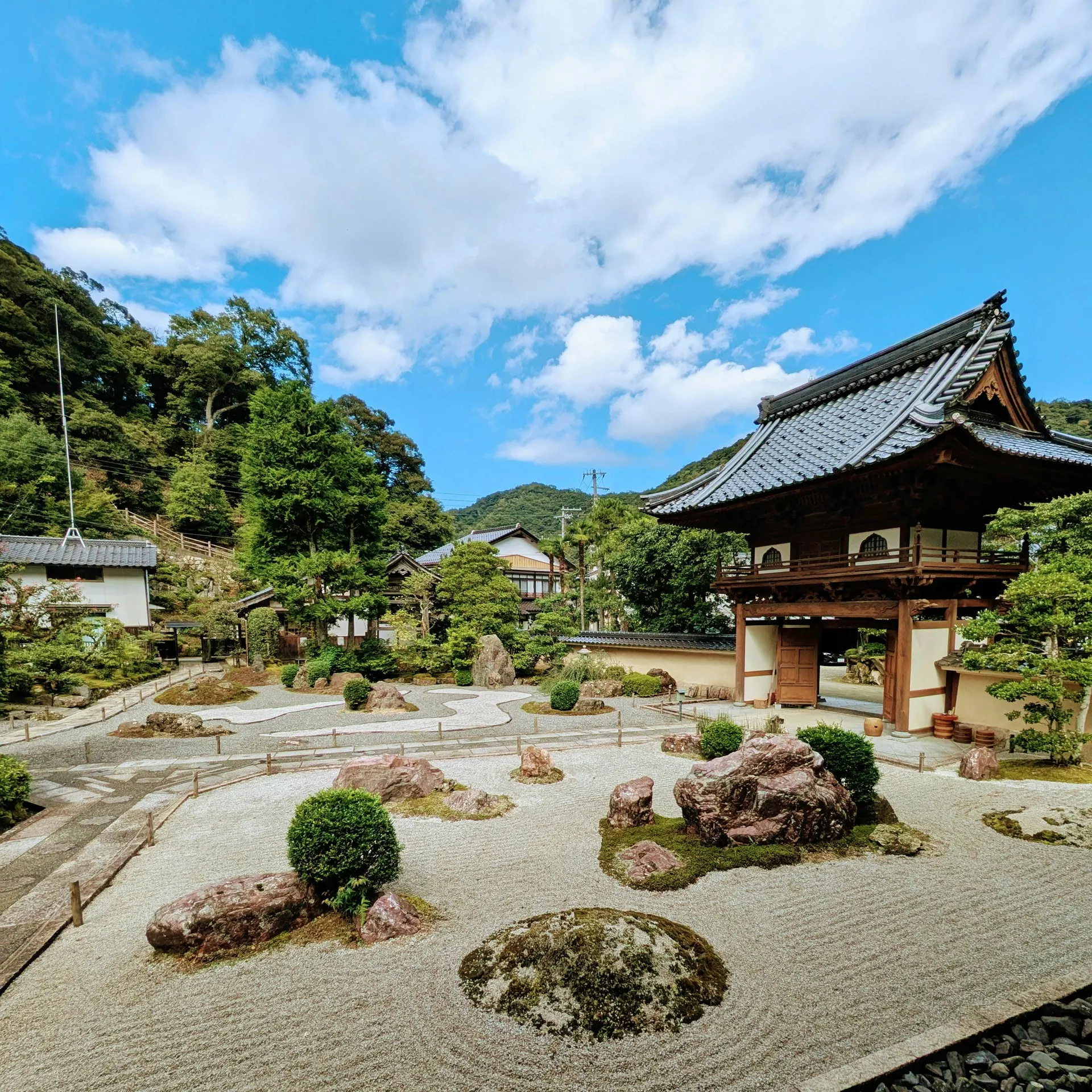 Japanisches Alpine Onsen Retreat in Berglandschaft