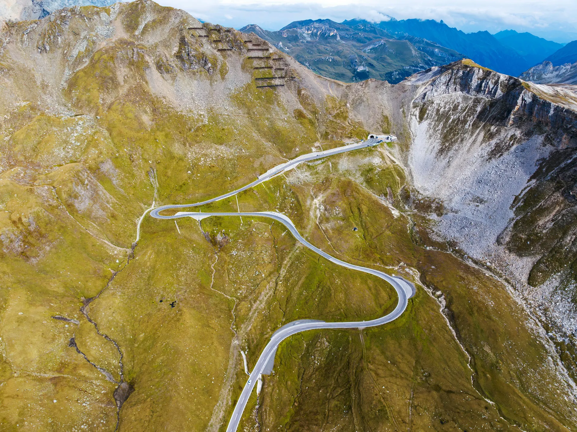 Internationale Panoramastrasse durch hohe Berglandschaft